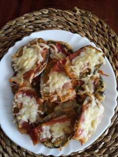 Una foto de Milanesa de berenjena🍆 con gratinado de serrano y queso. 🍆