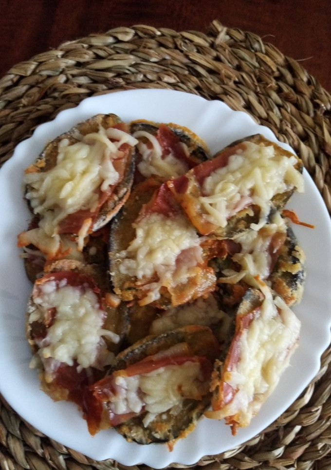 Una foto de Milanesa de berenjena🍆 con gratinado de serrano y queso. 🍆