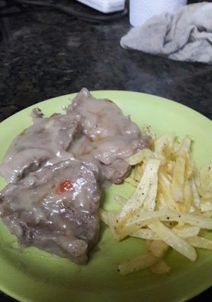 Una foto de Bifecitos de mamá con papas fritas