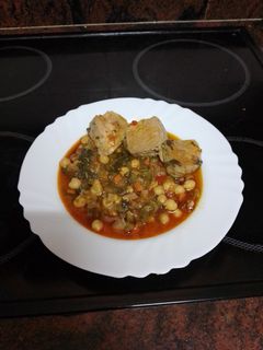 Una foto de Guiso de garbanzos con acelgas y solomillo de cerdo
