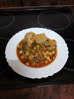 Una foto de Guiso de garbanzos con acelgas y solomillo de cerdo