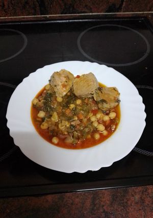 Una foto de Guiso de garbanzos con acelgas y solomillo de cerdo