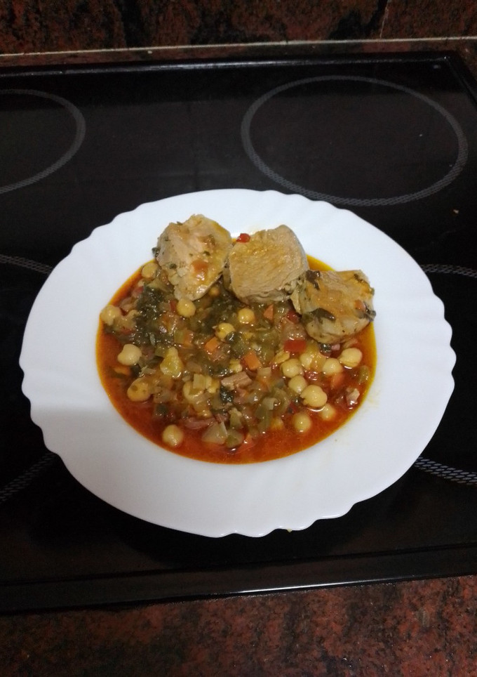 Una foto de Guiso de garbanzos con acelgas y solomillo de cerdo