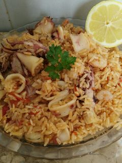 Una foto de Arroz con tomate cherry y calamares