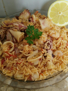 Una foto de Arroz con tomate cherry y calamares