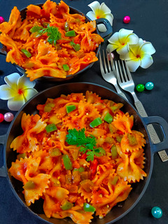 चीज़ टोमाटो पास्ता (Cheese Tomato Pasta recipe in Hindi) रेसिपी मुख्य फोटो