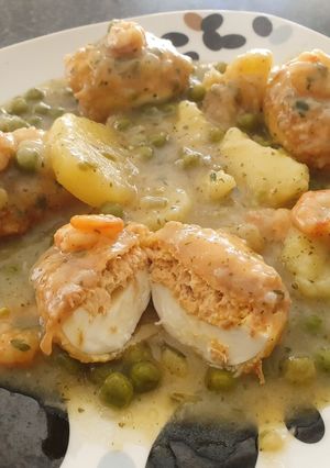 Una foto de Huevos rellenos de atún en salsa verde