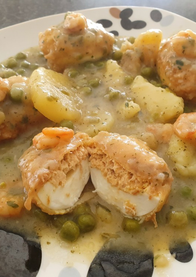 Una foto de Huevos rellenos de atún en salsa verde
