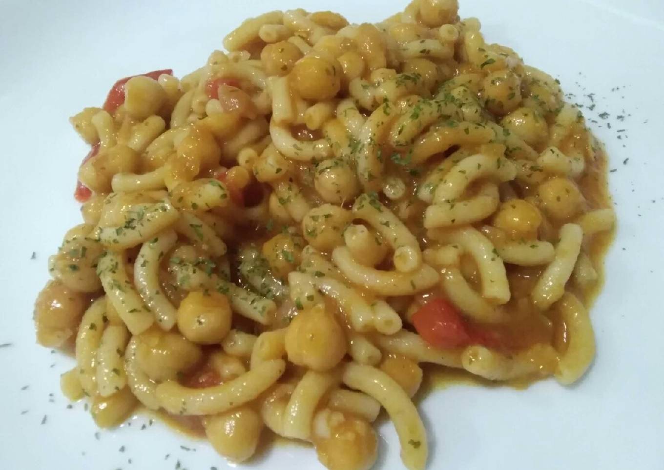Garbanzos en salsa de tomate y fideuá