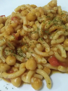 Una foto de Garbanzos en salsa de tomate y fideuá