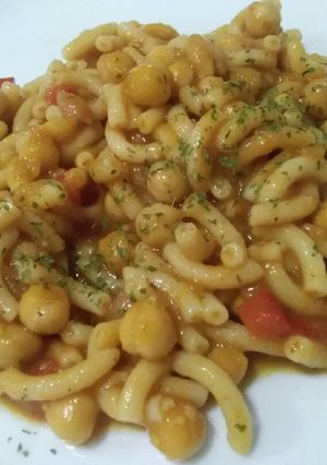 Una foto de Garbanzos en salsa de tomate y fideuá