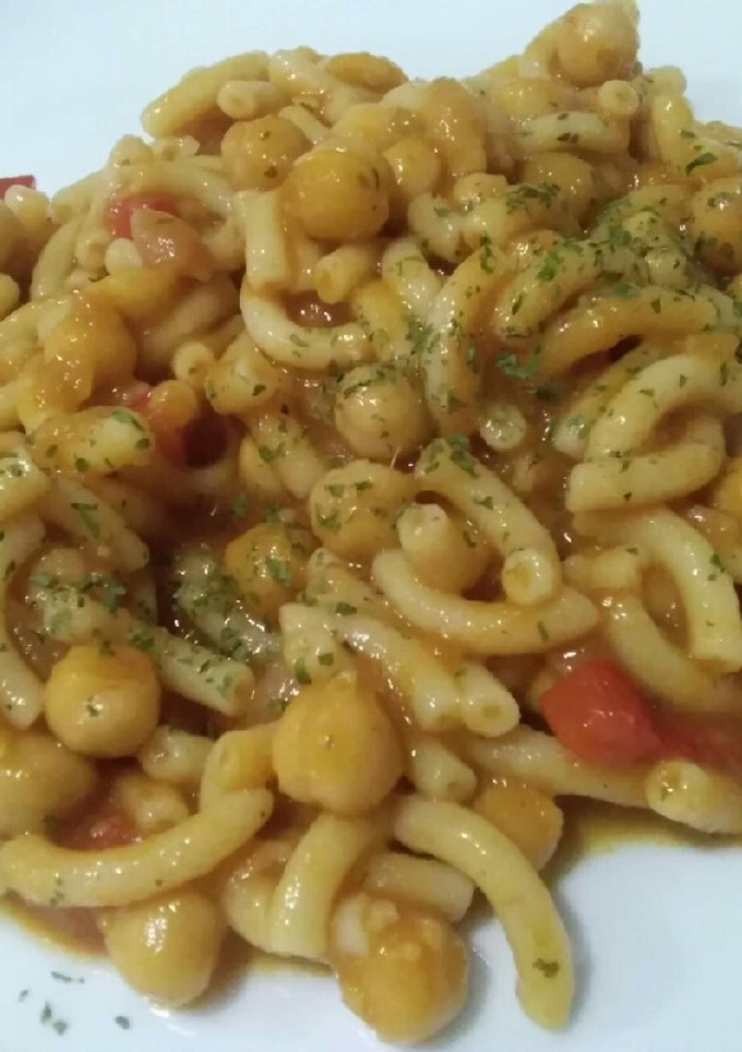 Una foto de Garbanzos en salsa de tomate y fideuá