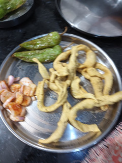 વણેલા ગાંઠીયા (Vanela Ganthiya Recipe In Gujarati) રેસીપી મુખ્ય ફોટો