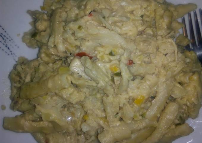 Macaroni and blue cheese sauce