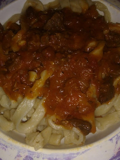 Una foto de Fideos caseros con salsa de carne 🍝🍖