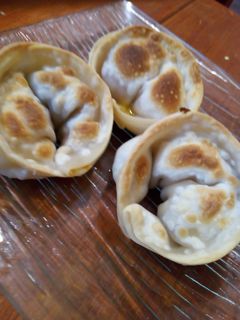 Una foto de Empanadas de queso, berenjena y salteado de verduras