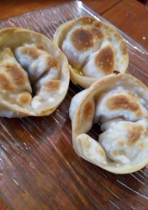 Una foto de Empanadas de queso, berenjena y salteado de verduras