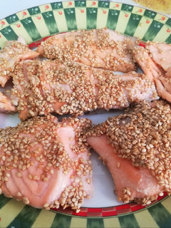Una foto de Salmón con costra de sésamo