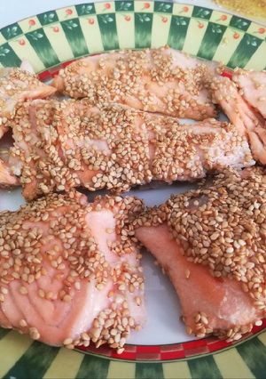 Una foto de Salmón con costra de sésamo