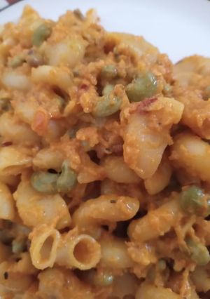 A picture of Freshly picked lobia with macaroni.