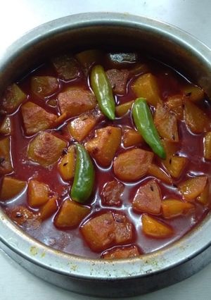 A picture of Aaloo pepper dalna.
