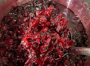 Hình của món Mứt hoa bụp giấm hay hoa bụt giấm ngào đường.