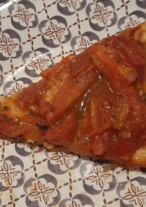 Una foto de Pizza con ajo y tomate (tipo canchera)