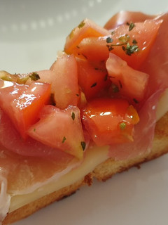 Una foto de 🍅🧀🍞 Pan tostado con ajo, tomate, queso semi y serrano