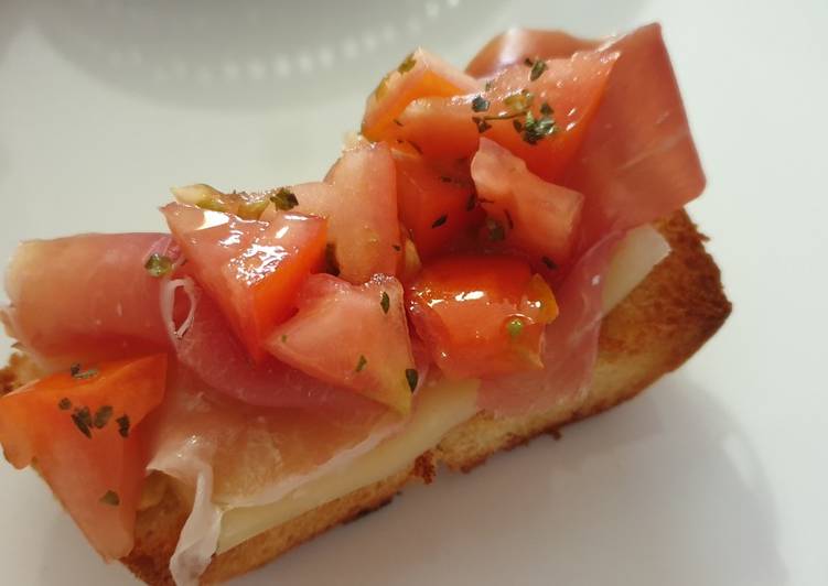 Pan tostado con ajo, tomate, queso semi y serrano