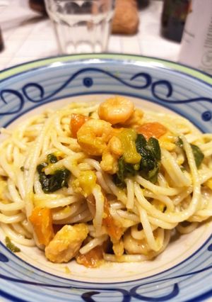 Foto di Udon di riso con verdure e gamberi