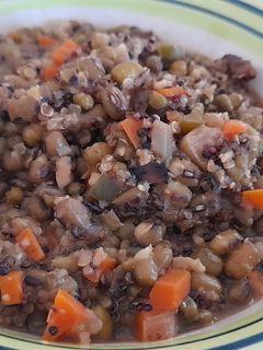 Una foto de Porotos mung con quinoa tricolor