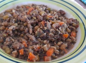 Una foto de Porotos mung con quinoa tricolor