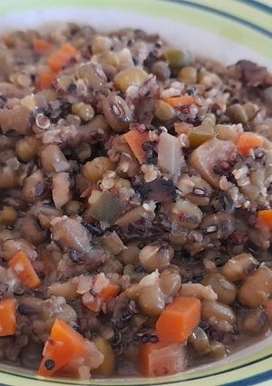 Una foto de Porotos mung con quinoa tricolor
