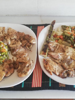 Una foto de Churrascos de pollo asados al horno y salteado de verduras