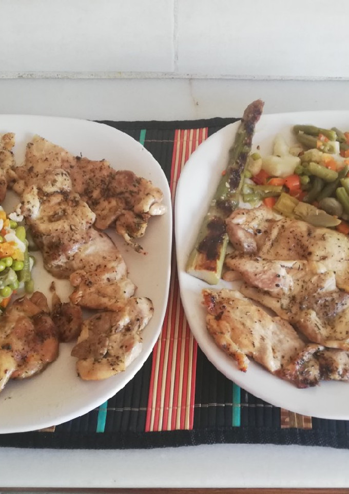 Una foto de Churrascos de pollo asados al horno y salteado de verduras