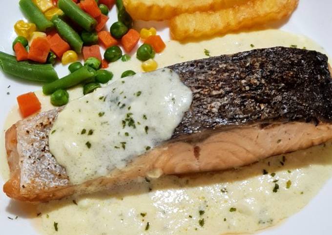 Salmon Steak with Creamy Sauce