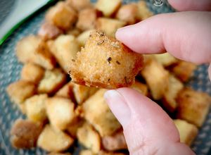 Una foto de Croutons al romero
