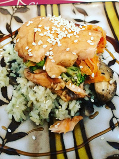Una foto de Salmón relleno de vegetales a la naranja