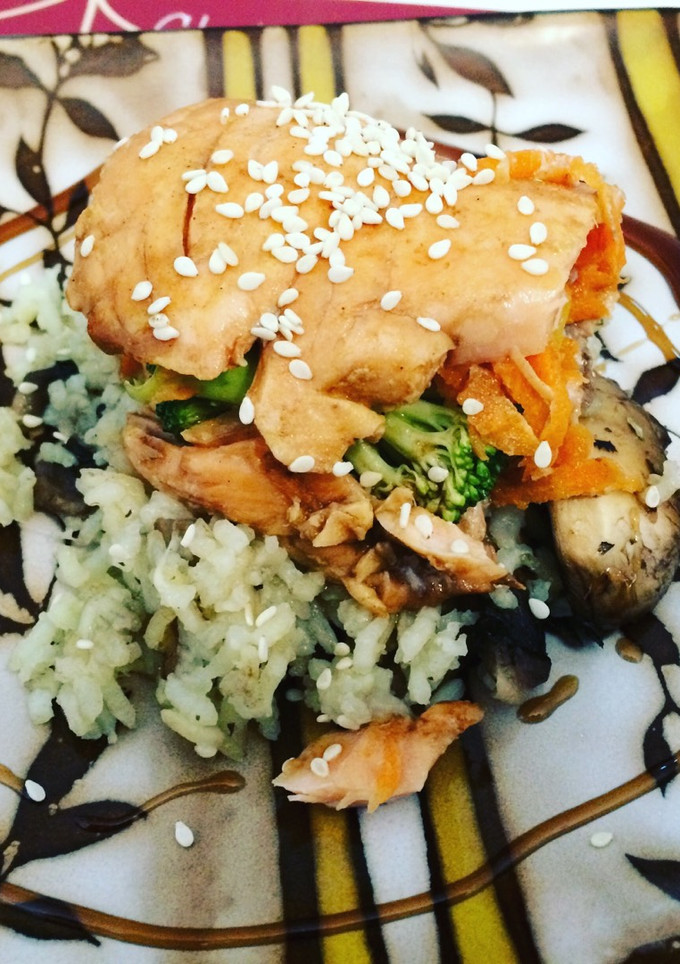 Una foto de Salmón relleno de vegetales a la naranja
