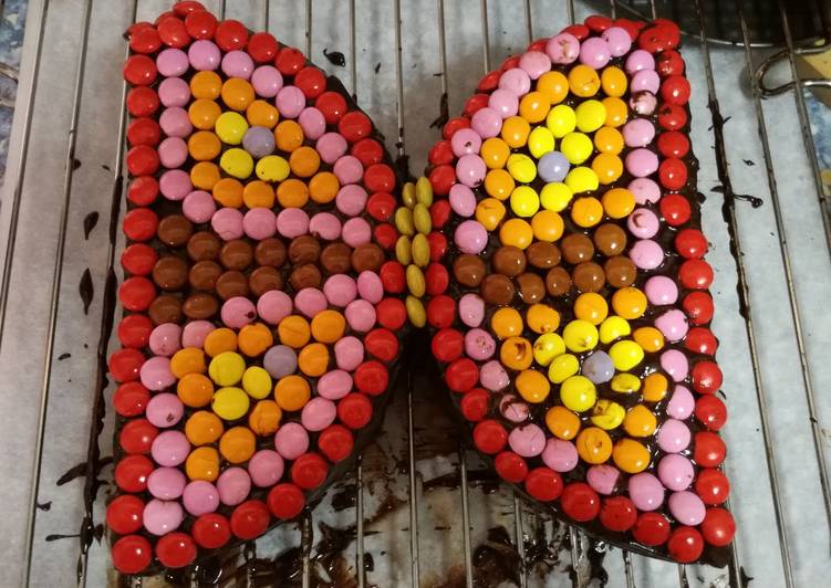 Tarta de cumpleaños mariposa con lacasitos