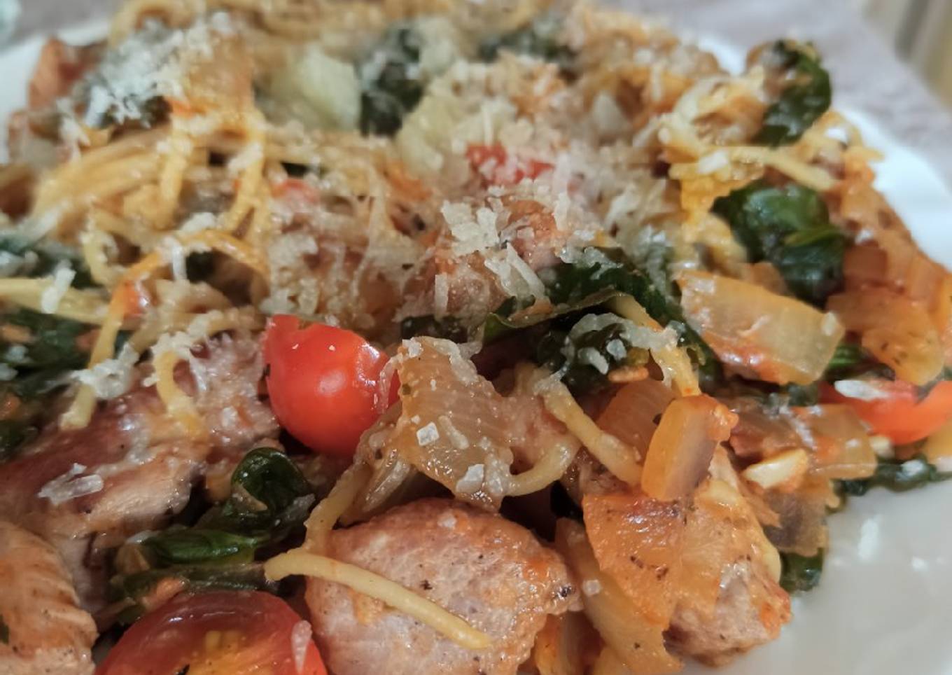 Pasta con pollo y espinacas