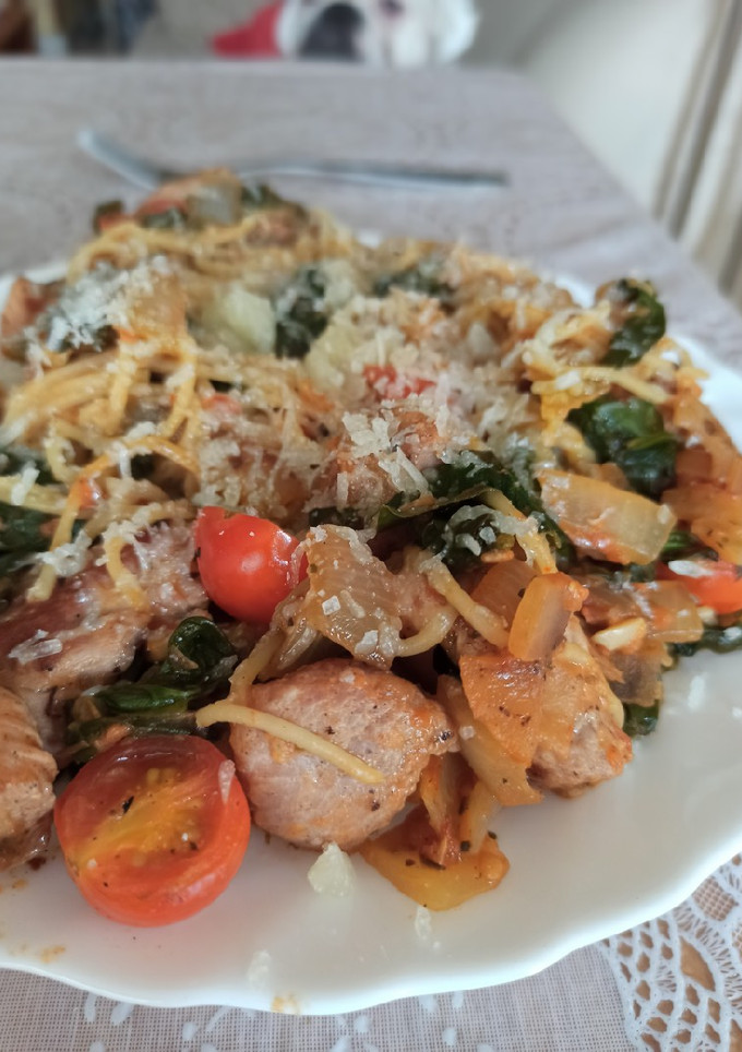Una foto de Pasta con pollo y espinacas