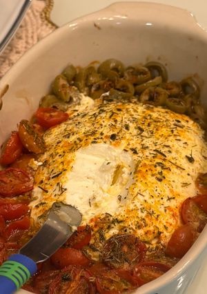 Foto de Queijo assado com tomate e azeitonas