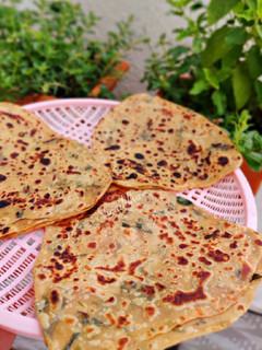 મેથી ગાર્લિક પરાઠા(Methi garlic paratha recipe in gujarati) રેસીપી મુખ્ય ફોટો