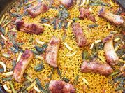 Una foto de arroz con costillar de cerdo