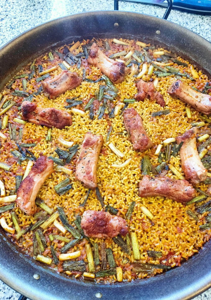 Una foto de Arroz de costilla de Cerdo y Ajos Tiernos