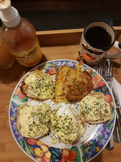 Una foto de Huevos benedictinos con espinacas y papas Hash Browns