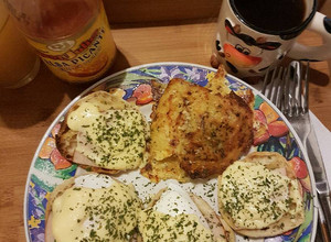 Una foto de Huevos benedictinos con espinacas y papas Hash Browns