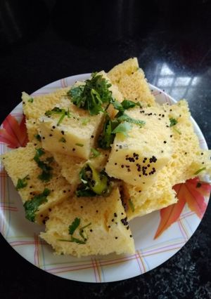 ढोकला (dhokla recipe in Hindi) रेसिपी मुख्य फोटो