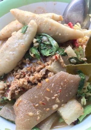 รูปของ ขนมจีนน้ำยาหมู (หนังหมู+ลูกชิ้นปลา)